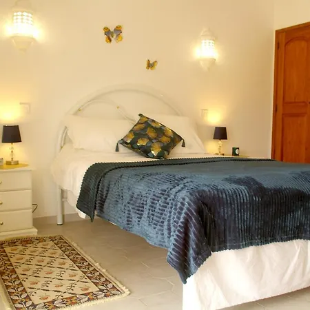 Lovely 2 Bedroom End Townhouse In Carvoeiro *