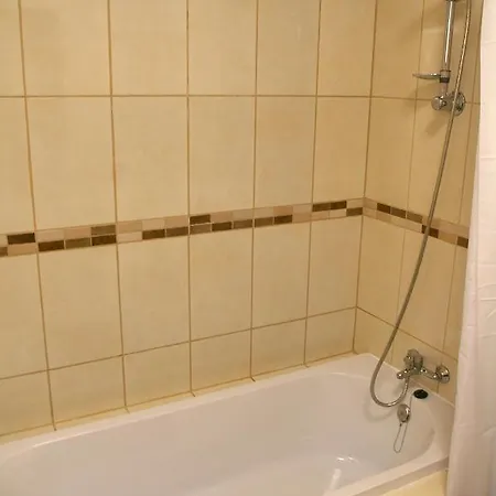 Lovely 2 Bedroom End Townhouse In Carvoeiro Hébergement de vacances